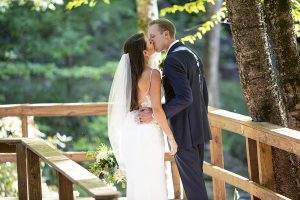 poconos-wedding-kiss